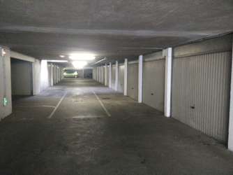 Garage bétonné à louer