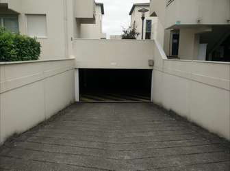 Garage bétonné à louer