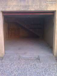 Garage pour stockage / garde meubles dans cour fermée sécurisée