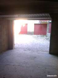 Garage pour stockage / garde meubles dans cour fermée sécurisée