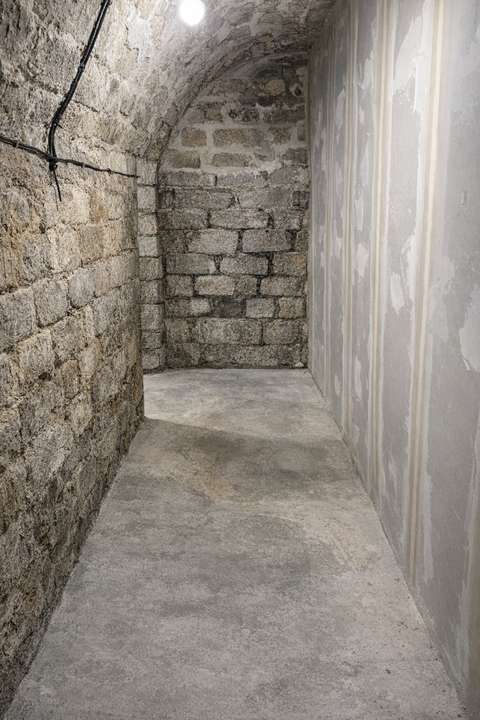 Location cave rue de Rivoli / Hotel de