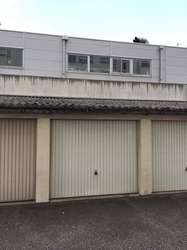 Garage box fermé sécurisé dans la cour d'un immeuble au Bachut
