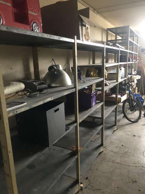 Nombreuses étagères dans un garage