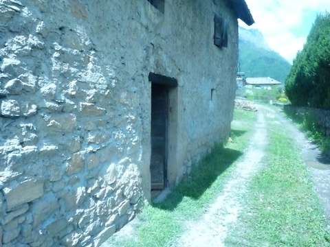 Cave sous une maison avec porte indépandante