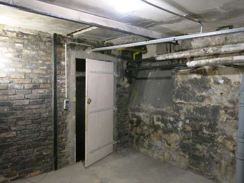 Cave propre, sèche et sécurisée.
