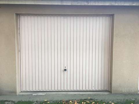 Espace fermé privé / gare routière / Bourg
