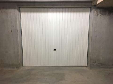 Garage sécurisé en sous-sol / Est de Bourg