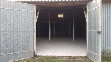 Grand garage fermé traversant (2 portes) de 36 m2