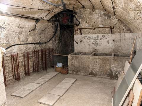 Grande cave sèche - Place des Grands Hommes