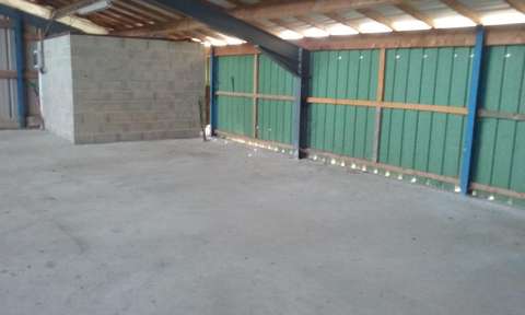 Garde meuble dans un hangar avec espace partagé