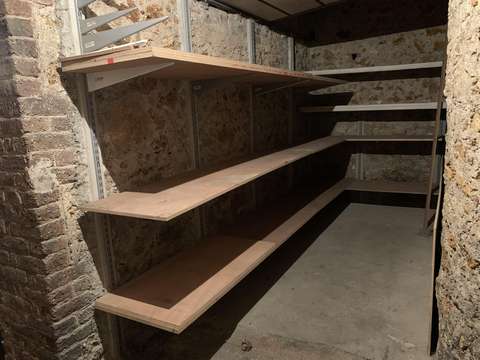 Cave saine avec étagères de rangement
