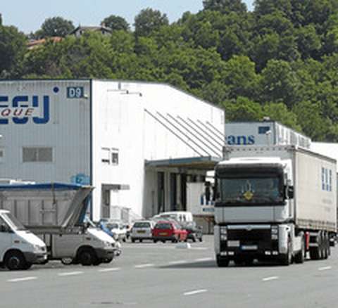 Entrepôt logistique pour stockage professionnel