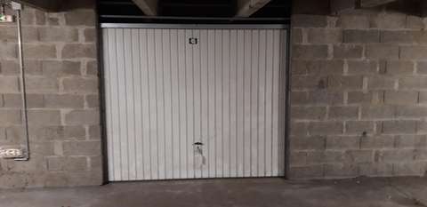 Grand garage fermé à louer