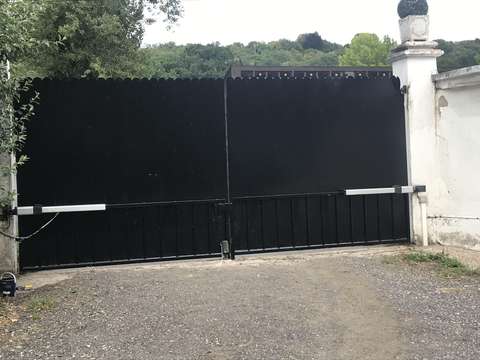 Loue un box dans une écurie privée et