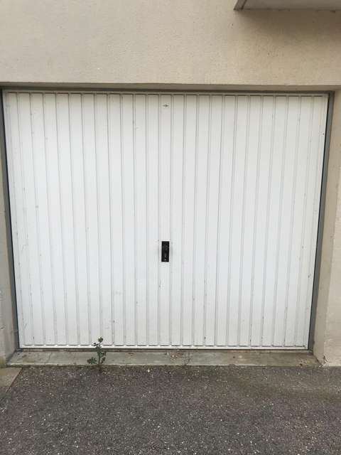 Garage en rez-de-chaussée couvert