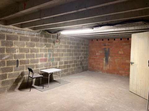Grande cave isolée et saine en plein centre