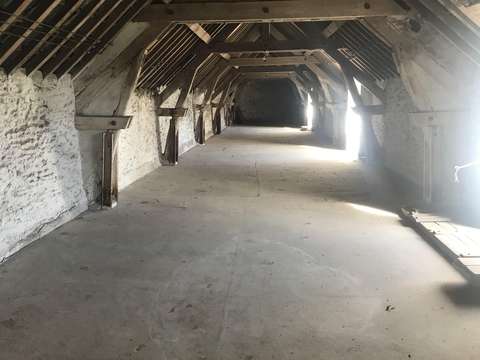 A l’étage d’un bâtiment agricole