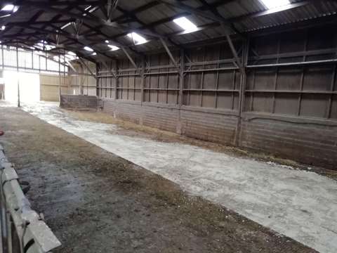 Espace de stockage dans un hangar proche A26