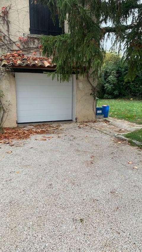 Garage fermé dans un quartier sécurisé