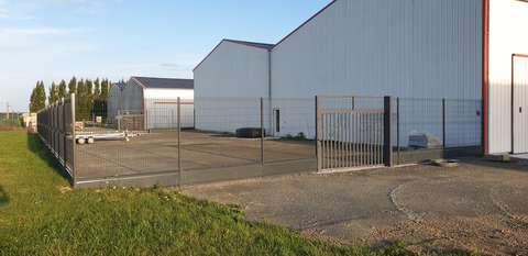 Surface de stockage securisé et fermé non couverte