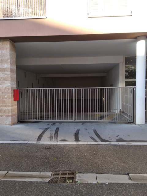 Garage box au pied de l'arrêt tram Jet