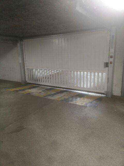 Grand parking privé / L'Isle d'Abeau