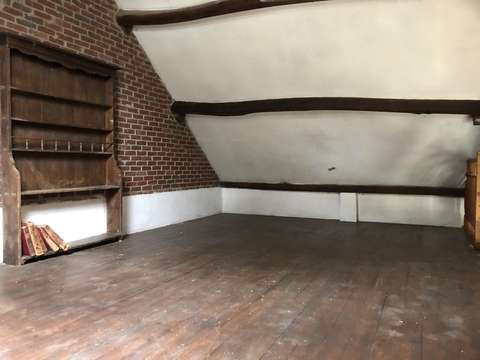 Espace de stockage au 1er étage d'une maison