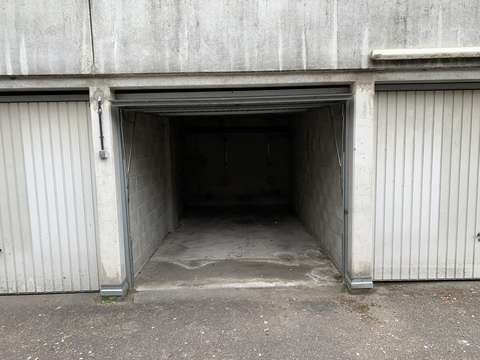 Garage fermé en rdc / Strasbourg Poteries