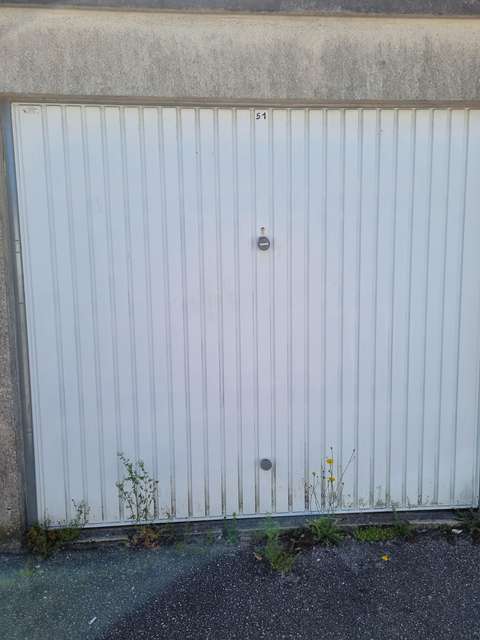 Stockage / garde meuble / Parking fermé