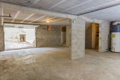 Grand garage de 120 m2(rez de chaussée)