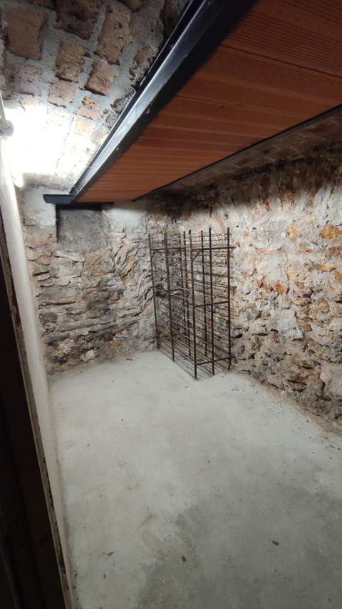Cave 8m2 à Alésia