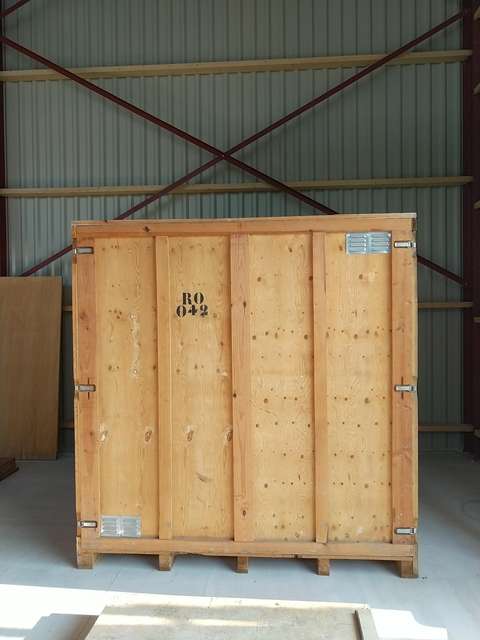 Box en bois individuelle dans un bâtiment fermé