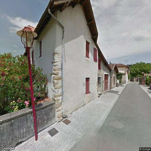 Grange fermer à clé coller à la maison