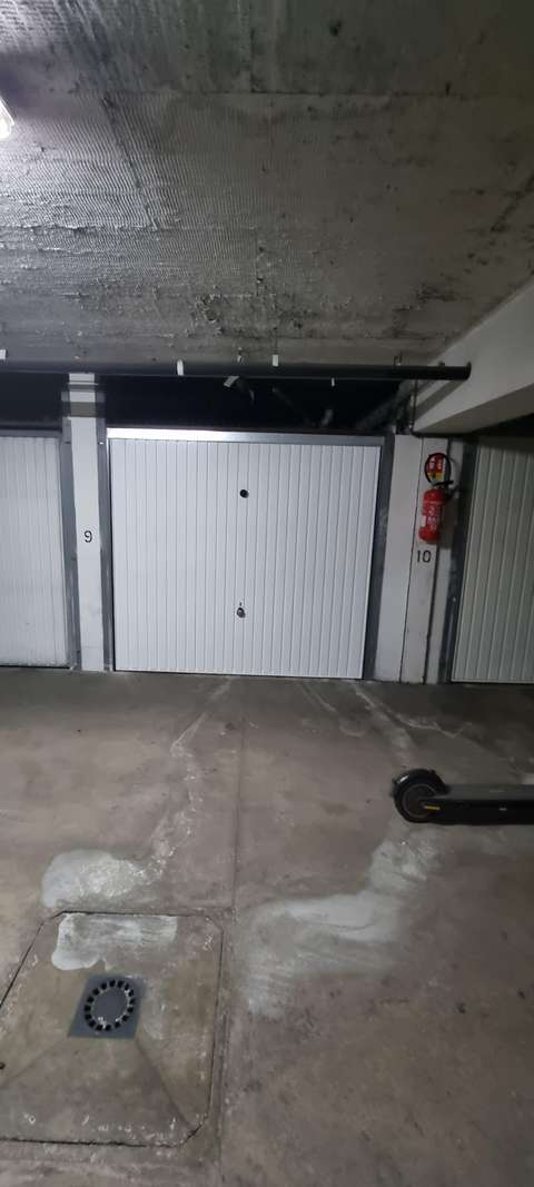 garage fermé/ Parking / Voisins le Bretonneux