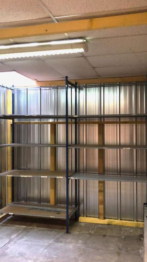 BOX DE STOCKAGE SECURISE 15 M²