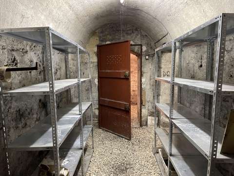 Cave volumineuse - 18m2 - en plein Paris