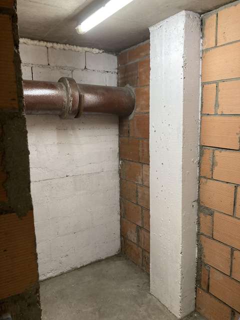 Cave saine 4,3 m² dans immeuble des années