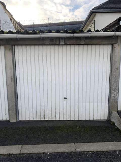 Garage 13m2 pour stationnement ou stockage/ Nanteuil le
