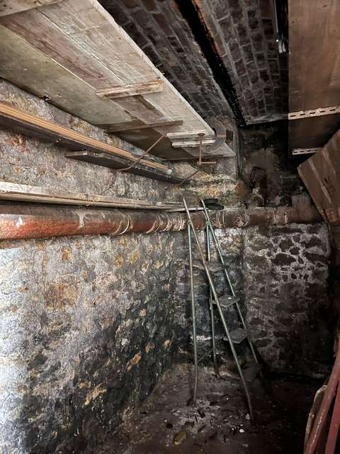 Cave dans immeuble en fond de cour sécurisée