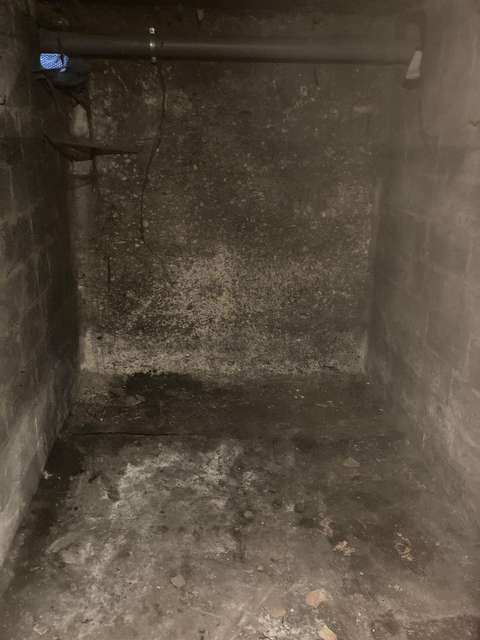 Cave fermée à clef dans un immeuble d'habitation