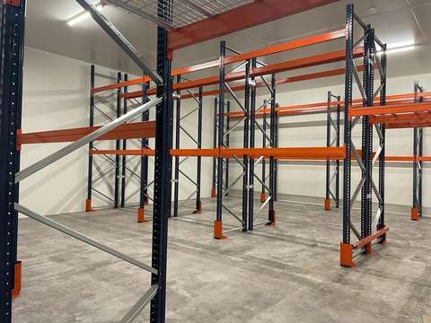 Emplacements de stockage sur racks.