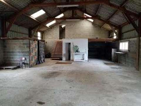 Espace de costockage au sein d’un hangar fermé