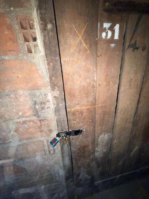 Cave saine en terre battue, porte avec cadenas