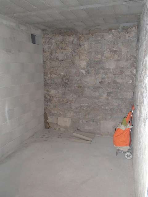 Grande cave saine dans copropriété sécurisée
