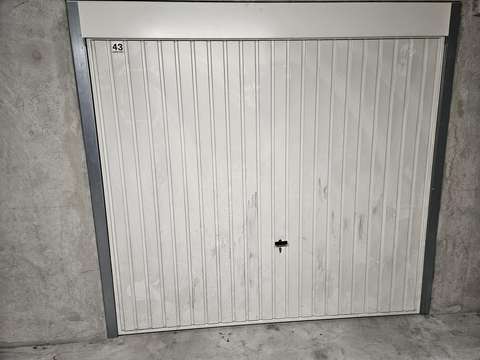 Grand garage fermé de 25m2