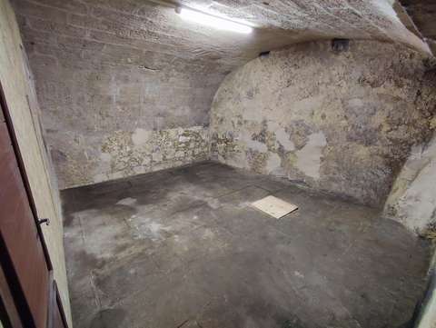 Haute Cave voutée Bordeaux hypercentre très saine