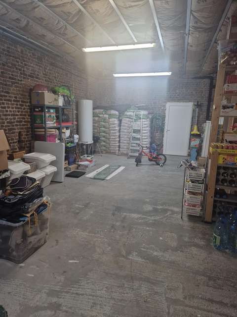Grand garage isolé et lumineux pour stockage divers