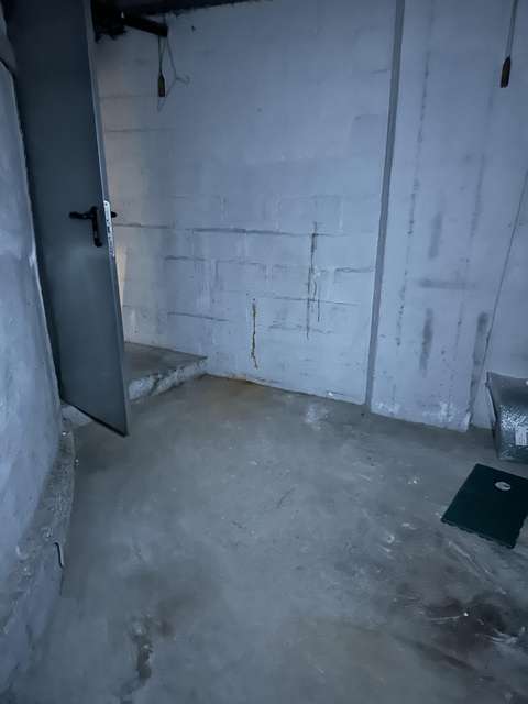 Cave bétonnée et sécurisée dans un immeuble bourgeois