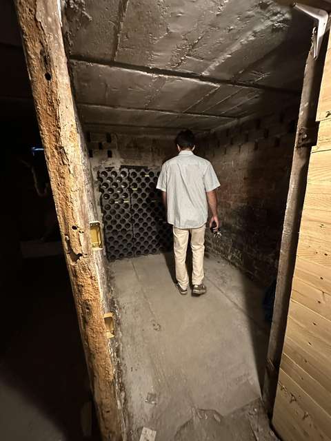 Cave saine située rue lamarck