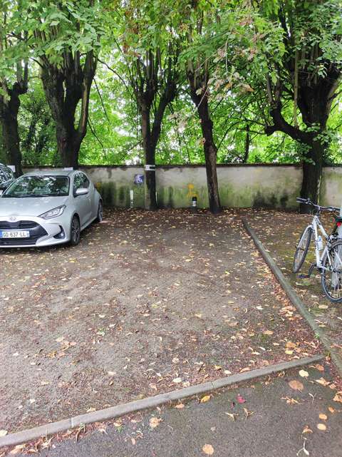 Villiers sur Marne : Grande place de parking